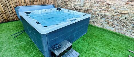 Bain à remous extérieur