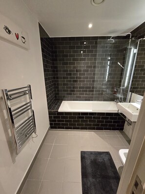 淋浴设施、毛巾、卫生纸