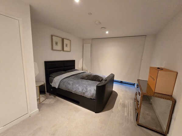 2 bedrooms, iron/ironing board, WiFi