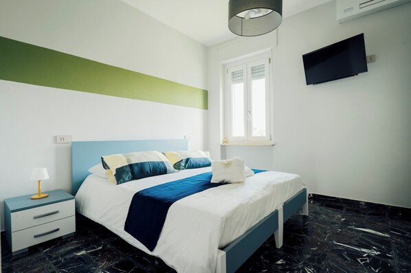 2 quartos, escrivaninha, ferros/tábuas de passar roupa