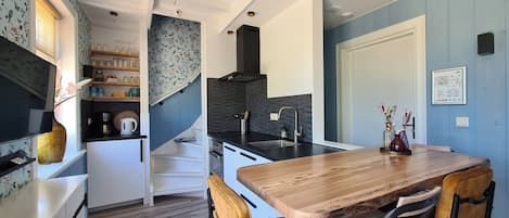 Réfrigérateur, micro-ondes, plaque de cuisson, lave-vaisselle