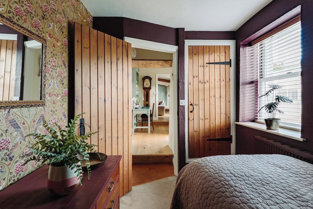 4 bedrooms, desk, iron/ironing board, WiFi