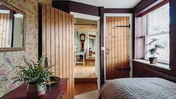 4 bedrooms, desk, iron/ironing board, WiFi
