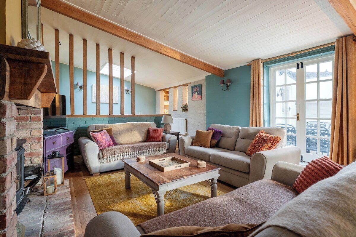 Smart TV, fireplace, ping pong