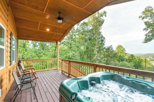 *Cozy 2BD Cabin Near LAKE! Hot Tub + Firepit!*