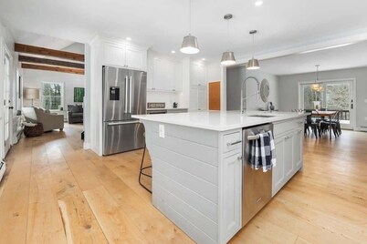"Big Sky" Retreat Atop Sunapee / Ski + Lake Life