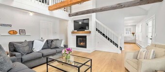 "Big Sky" Retreat Atop Sunapee / Ski + Lake Life