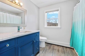 Regadera, secadora de cabello, toallas 