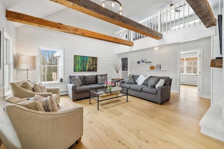 TV, fireplace, DVD player, stereo. "Big Sky" Retreat Atop Sunapee / Ski + Lake Life