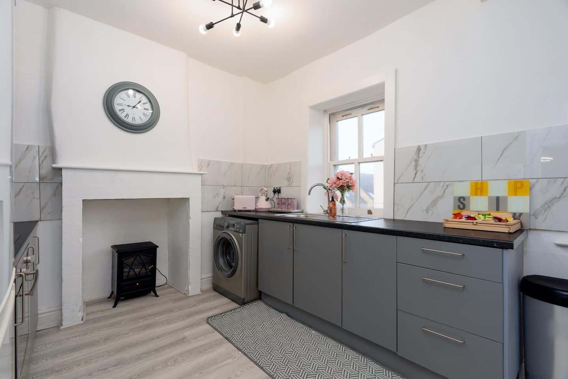 Cottage | Private kitchen | Fridge, microwave, oven, stovetop