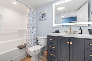 Haartrockner, Handtücher, Seife, Shampoo