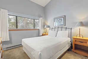 3 bedrooms, WiFi, bed sheets - 2BD+loft Ski-in Breck Condo (Breckenridge)