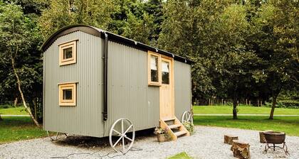 Cosy en suite shepherd hut on the grounds of Historic building Samlesbury Hall