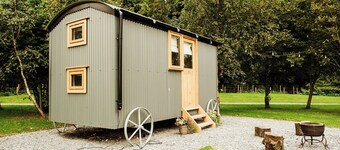 Cosy en suite shepherd hut on the grounds of Historic building Samlesbury Hall