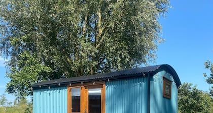 Cosy en suite shepherd hut on the grounds of Historic building Samlesbury Hall