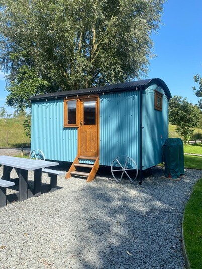 Cosy en suite shepherd hut on the grounds of Historic building Samlesbury Hall