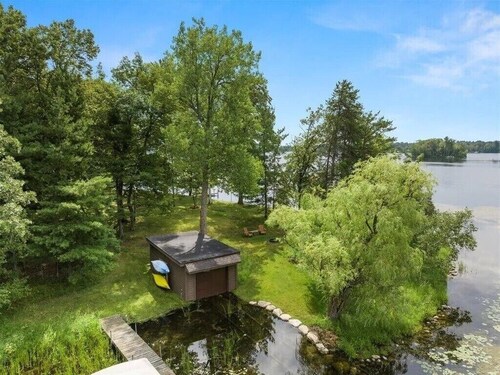 3-bedroom cabin + adjacent 5-bedroom log cabin on Rush Lake.