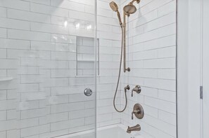 Douche, serviettes fournies