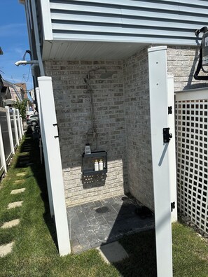 Property grounds - 3-bed 2-bath apt in Ventnor with AC, WiFi, Outdoor Shower, 2.5 blocks to beach (Ventnor City)