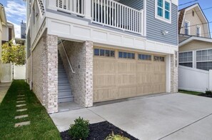 Exterior - 3-bed 2-bath apt in Ventnor with AC, WiFi, Outdoor Shower, 2.5 blocks to beach (Ventnor City)