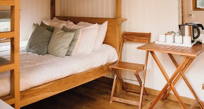 Cosy en suite shepherd hut on the grounds of Historic building Samlesbury Hall