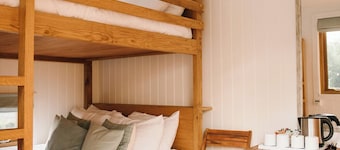 Cosy en suite shepherd hut on the grounds of Historic building Samlesbury Hall