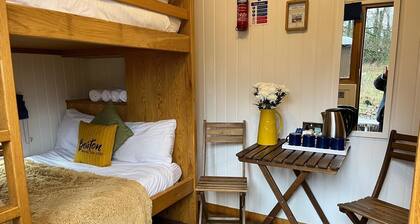 Cosy en suite shepherd hut on the grounds of Historic building Samlesbury Hall