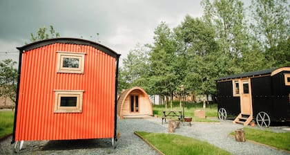 Cosy en suite shepherd hut on the grounds of Historic building Samlesbury Hall