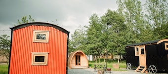 Cosy en suite shepherd hut on the grounds of Historic building Samlesbury Hall