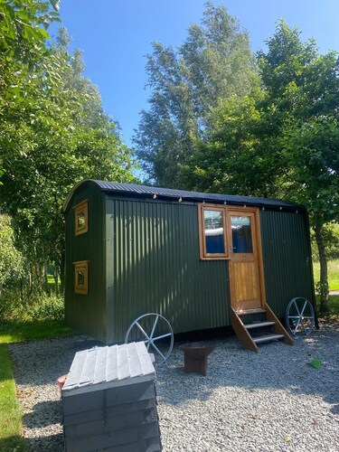 Cosy en suite shepherd hut on the grounds of Historic building Samlesbury Hall
