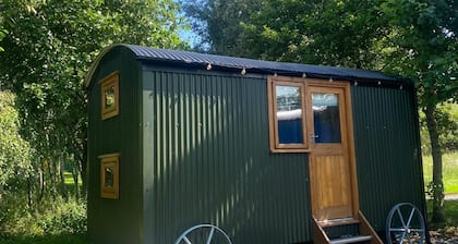Cosy en suite shepherd hut on the grounds of Historic building Samlesbury Hall