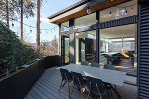 Outdoor dining - NEW LISTING, 4 bed, 3.5 bath, amazing view w/ an elevator (Hood River)