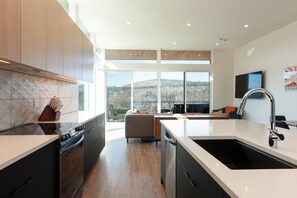 Interior - NEW LISTING, 4 bed, 3.5 bath, amazing view w/ an elevator (Hood River)