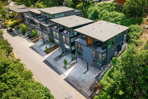 Exterior - NEW LISTING, 4 bed, 3.5 bath, amazing view w/ an elevator (Hood River)