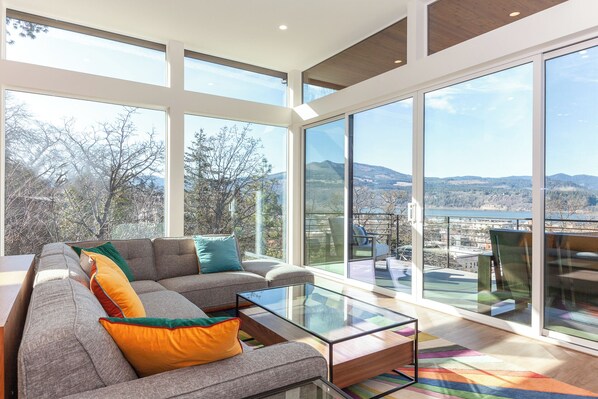 Smart TV - NEW LISTING, 4 bed, 3.5 bath, amazing view w/ an elevator (Hood River)