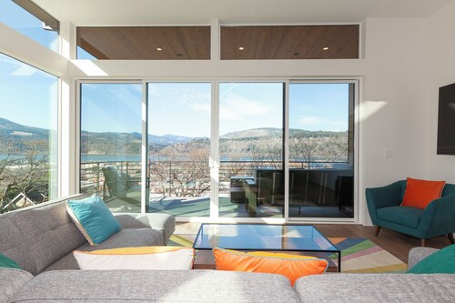 NEW LISTING, 4 bed, 3.5 bath, amazing view w/ an elevator