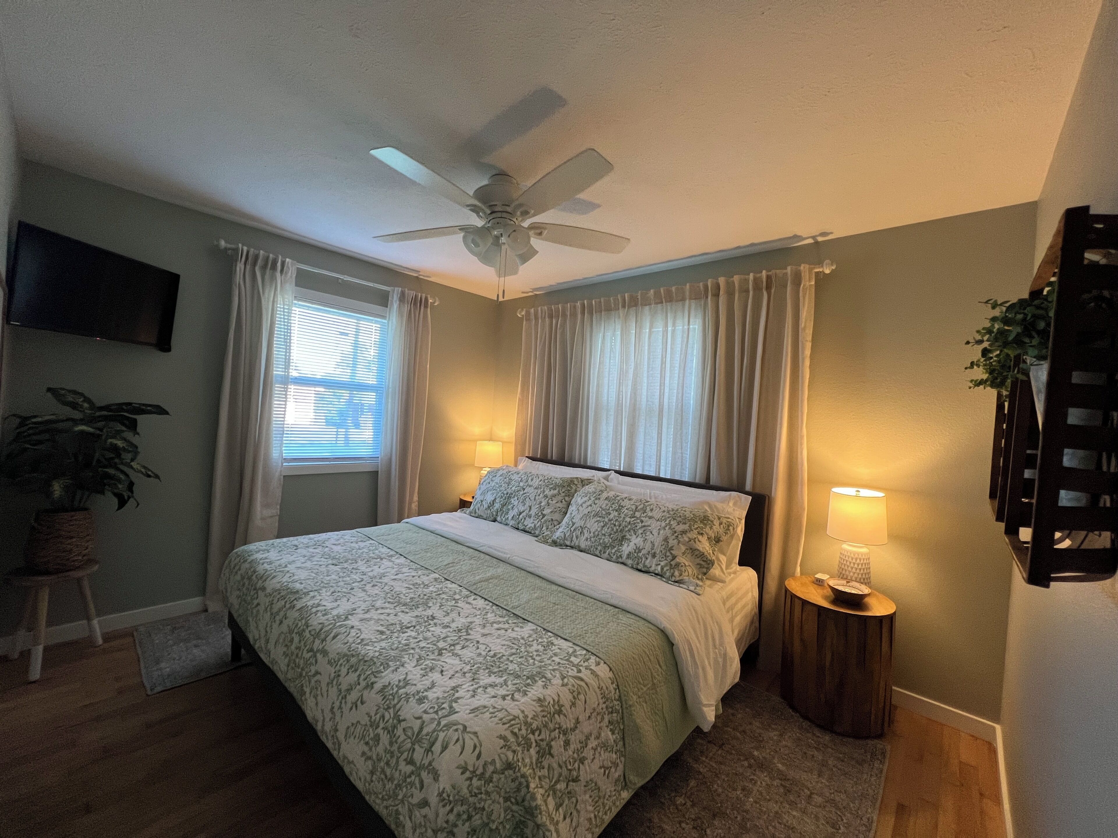 3 quartos, escrivaninha, ferros/tábuas de passar roupa, berço de viagem