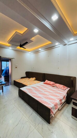 2 bedrooms, in-room safe, free WiFi, bed sheets - Kashi Homestay - Beautiful Entire 2BHK Flat (Varanasi)