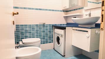Apartment, 1 Bedroom, Balcony | Bathroom