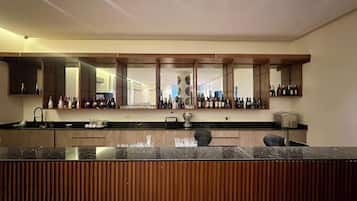 Bar (trong khuôn viên)