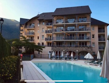 Appartement au 2 ème étage avec vue dégagée sur montagne et piscine 