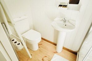 Dusche, HandtĂŒcher, Seife, Toilettenpapier