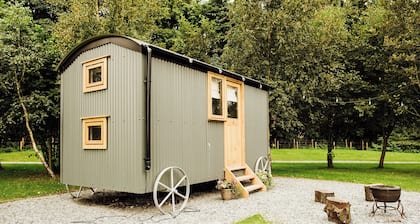 Cosy en suite shepherd hut on the grounds of Historic building Samlesbury Hall