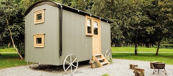 Cosy en suite shepherd hut on the grounds of Historic building Samlesbury Hall