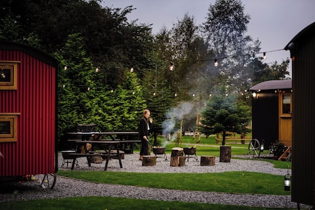 屋外ダイニングエリア. Cosy en suite shepherd hut on the grounds of Historic building Samlesbury Hall