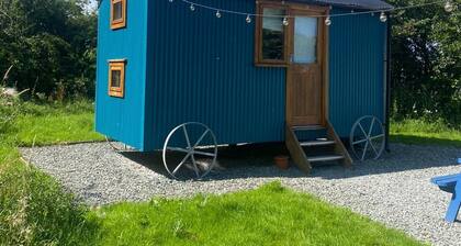 Cosy en suite shepherd hut on the grounds of Historic building Samlesbury Hall