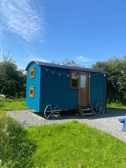 Cosy en suite shepherd hut on the grounds of Historic building Samlesbury Hall