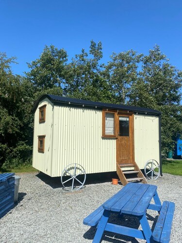 Cosy en suite shepherd hut on the grounds of Historic building Samlesbury Hall