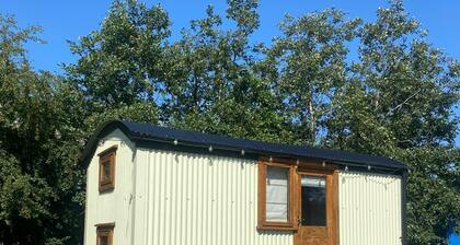 Cosy en suite shepherd hut on the grounds of Historic building Samlesbury Hall