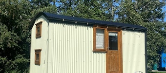 Cosy en suite shepherd hut on the grounds of Historic building Samlesbury Hall